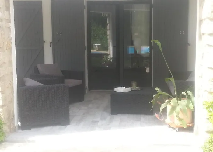 Sous Le Murier Bed and Breakfast 3*