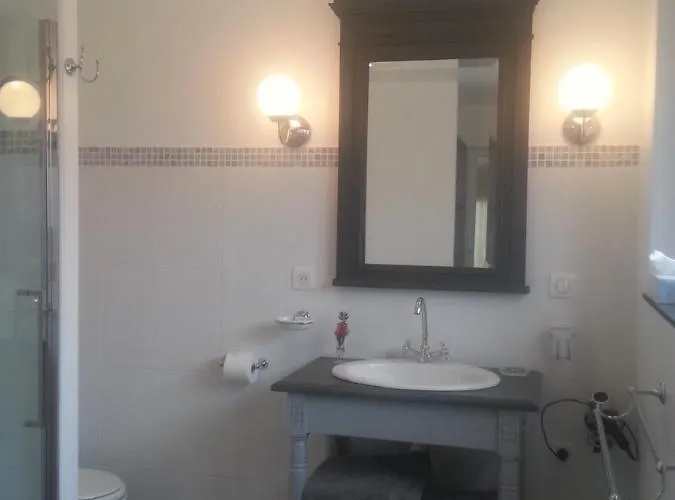 Sous Le Murier Bed and Breakfast 3*
