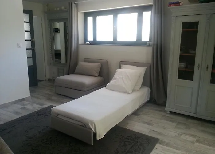 Sous Le Murier Bed and Breakfast 3*