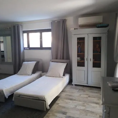 Sous Le Murier Bed & Breakfast