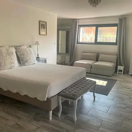 Sous Le Murier Bed & Breakfast